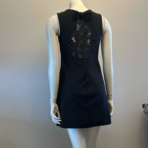 Molly Bracken Elegant Sleeveless Black Dress with Lace and Bow Details - Picture 9 of 13